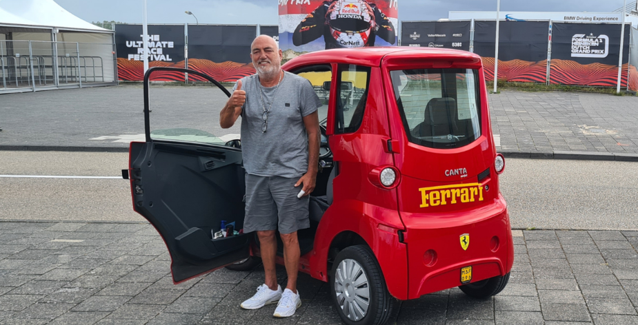 Vedette Henk werkt als beheerder tijdens de Formule 1 Grand Prix