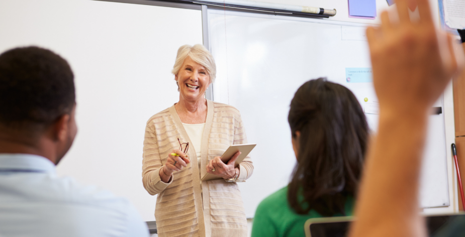Steeds meer 65-plussers voor de klas