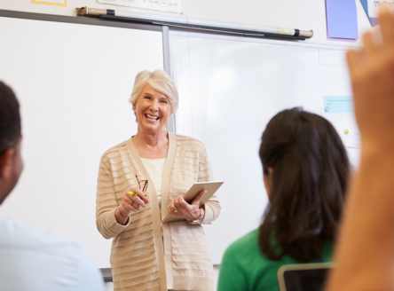 Steeds meer 65-plussers voor de klas