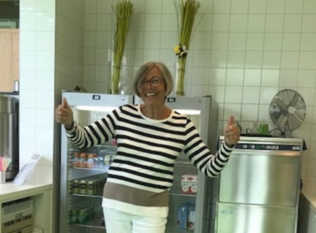 Vedette Herma werkt als cateringmedewerker