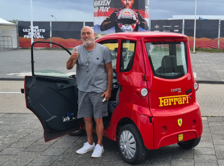 Vedette Henk werkt als beheerder tijdens de Formule 1 Grand Prix