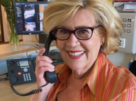 Wallie werkt bij twee bedrijven als receptionist